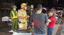 CLIP: CSGT Nam Sài Gòn xuyên đêm xử lý tài xế vi phạm nồng độ cồn