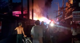 Khói lửa bốc cao từ nhà kho nhà thờ ở TPHCM