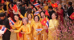 Mang Tết theo hành trình xa xứ