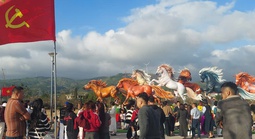 Nườm nượp người đến "check-in" đàn linh vật ngựa ở Quảng Trị