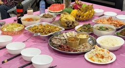 Giữ “hương vị” Tết quê nhà nơi xứ người