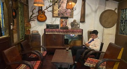 Giới trẻ check-in Tết giữa "không gian hoài niệm"