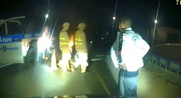 CLIP: Tài xế ô tô dừng xe giữa đường tranh cãi sau khi đã uống bia rượu