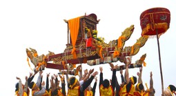 Độc đáo màn rước kiệu “bay” ở lễ hội Đền Cờn