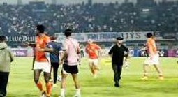 CĐV Indonesia tràn xuống sân, rượt cầu thủ Ratchaburi của Thái Lan