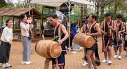 Mùng 3 Tết, du khách đổ về dự lễ hội đường phố “Âm vang Măng Đen”