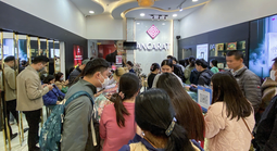 Bạc ở Việt Nam không khan hiếm, vì sao người dân phải xếp hàng mua bằng giấy hẹn?