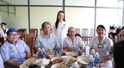 Bệnh nhân rơi nước mắt khi nhận món quà Tết bất ngờ