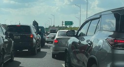 Dòng xe đổ dồn về TPHCM sau Tết, CSGT phải “đóng – mở” cao tốc liên tục