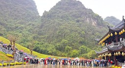 Khách đổ về Ninh Bình du Xuân, nhiều điểm du lịch quá tải