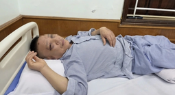 Nhóm thanh niên bật đèn pha chiếu vào mặt, đánh công an viên nhập viện