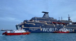 Du thuyền cháy trên đường đến Singapore; xe chở khách Trung Quốc rơi xuống hồ Baikal