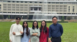 Áo dài ngày Tết: Nét đẹp không đổi giữa lòng đô thị hiện đại