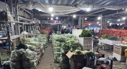 Chợ mở cửa trở lại nhưng thưa thớt khách