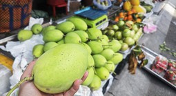 Mùng 4 Tết: Giá trái cây cúng cao, dưa hấu dội chợ