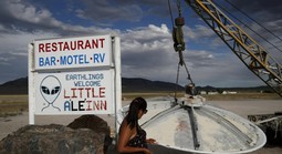 Chỉ trích ông Obama, ông Donald Trump chỉ đạo công bố hồ sơ về người ngoài hành tinh