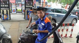 Giá xăng giảm, dầu tăng nhẹ trong ngày đầu năm mới Bính Ngọ