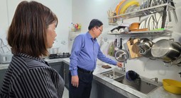 Phó Thủ tướng Hồ Quốc Dũng thăm khu tái định cư sau bão lịch sử số 13