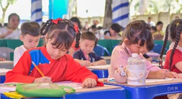 Con đoàn viên, người lao động thích thú với hội thi vẽ tranh vào ngày Tết