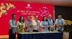 TPHCM tặng nón lá, mời khách quốc tế trải nghiệm Tết Việt