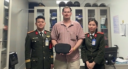 Công an Huế trả lại túi xách chứa Iphone và tiền mặt bị thất lạc cho du khách người Úc