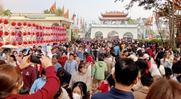 Hàng vạn du khách đổ về ngôi đền thiêng dưới chân núi Nưa xin "nước thánh"