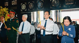 Đoàn đại biểu dâng hương tại Khu truyền thống cách mạng Sài Gòn - Chợ Lớn - Gia Định