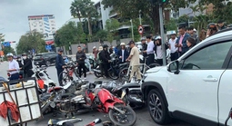 Ô tô tông hàng loạt xe máy chờ đèn đỏ, 2 người nhập viện