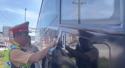 Lái xe khách 36 chỗ bằng giấy phép hạng D2 trên đường cao tốc, tài xế bị phạt nặng