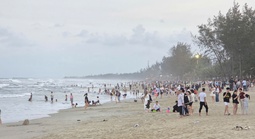 Tắm biển Mỹ Khê, 3 người trong gia đình bị đuối nước