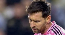 Thua Son Heung Min, Messi nổi nóng và Suarez phải can ngăn