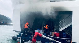 Cháy tàu du lịch nghỉ đêm tại đặc khu Cát Hải
