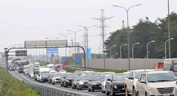 Người dân ùn ùn trở lại Thủ đô trong ngày cuối dịp nghỉ Tết Bính Ngọ