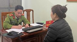 Đậu xe trên đường bất ngờ bị một người phụ nữ đến thu tiền bến bãi