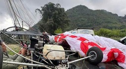 Dù lượn bất ngờ rơi trúng ô tô đang chạy trên quốc lộ