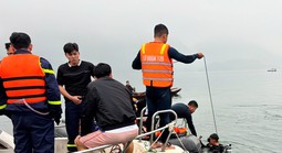 Lực lượng người nhái Hải quân tìm thấy 1 nạn nhân vụ lật tàu khách tại hồ Thác Bà