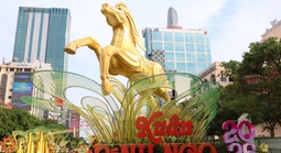 Đường hoa Nguyễn Huệ giữ lại hai đại cảnh thêm một tháng