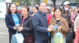 Lãnh đạo LĐLĐ tỉnh Thanh Hóa đón, lì xì công nhân trở lại làm việc sau Tết