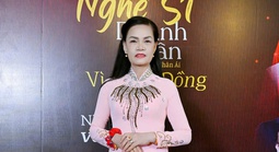 Hoa hậu Nhân ái Đậu Hằng Nga mặc áo dài quảng bá văn hóa Việt