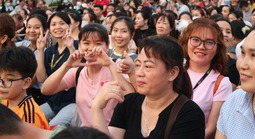 Choáng với "lộc" khai xuân: Nơi lì xì tiền trăm, nơi thưởng tới 16 tháng lương!