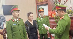 Bắt khẩn cấp người phụ nữ thu tiền gửi xe trái phép người đi lễ đầu năm