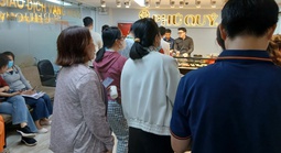 Người dân TPHCM đổ xô mua vàng, bạc, gửi tiết kiệm ngay ngày làm việc đầu năm