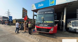 Hành khách vật vờ dưới nắng vì xe khách hỏng, người nhà cầu cứu trên Facebook