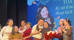 Kỳ nữ Kim Cương xúc động trước thành quả của bác sĩ Trần Thanh Nhã, con trai cố nghệ sĩ Bạch Lan