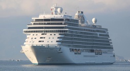 Khánh Hòa: Đón tàu biển cùng 800 du khách đầu xuân Bính Ngọ