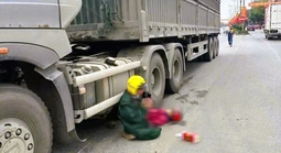 Chồng quỳ gối chắp tay bên thi thể vợ bị xe đầu kéo cán tử vong
