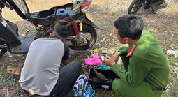 Giúp dân sửa xe giữa đường xuân, công an xã ở Gia Lai được cộng đồng khen ngợi