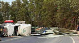 Xe đầu kéo container lật nhào tại "khúc cua tử thần"