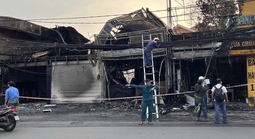 Hiện trường vụ cháy lớn cửa hàng đồ gỗ ở TPHCM