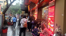 Người dân đội mưa xếp hàng chờ mua vàng trước ngày vía Thần Tài